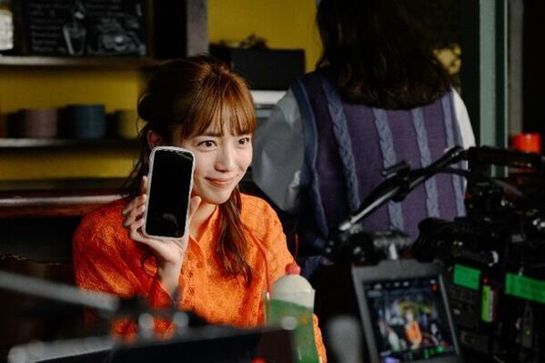 Qoo10「メガ割」新TV-CM『まずはメガ割見てみなきゃ』篇　2024年3月1日(金)より全国でオンエア開始　友人とカフェで過ごす川口春奈さん。そこに異変が？！“メガ割”で溢れる空間で川口さんも思わずハッピーな気分に！コミカルなツッコミを入れる川口さんにも注目！