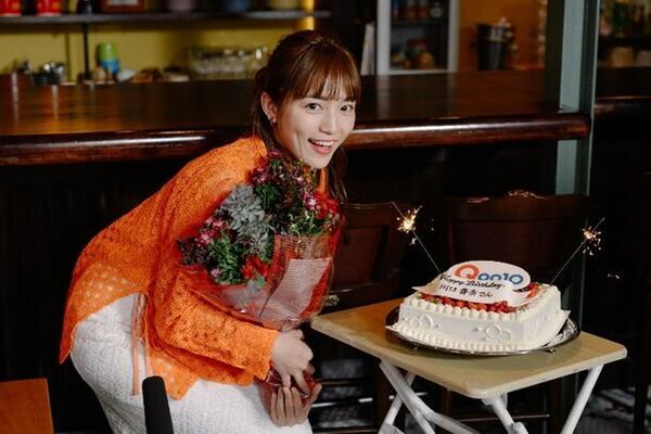 Qoo10「メガ割」新TV-CM『まずはメガ割見てみなきゃ』篇　2024年3月1日(金)より全国でオンエア開始　友人とカフェで過ごす川口春奈さん。そこに異変が？！“メガ割”で溢れる空間で川口さんも思わずハッピーな気分に！コミカルなツッコミを入れる川口さんにも注目！