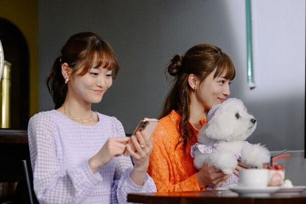 Qoo10「メガ割」新TV-CM『まずはメガ割見てみなきゃ』篇　2024年3月1日(金)より全国でオンエア開始　友人とカフェで過ごす川口春奈さん。そこに異変が？！“メガ割”で溢れる空間で川口さんも思わずハッピーな気分に！コミカルなツッコミを入れる川口さんにも注目！