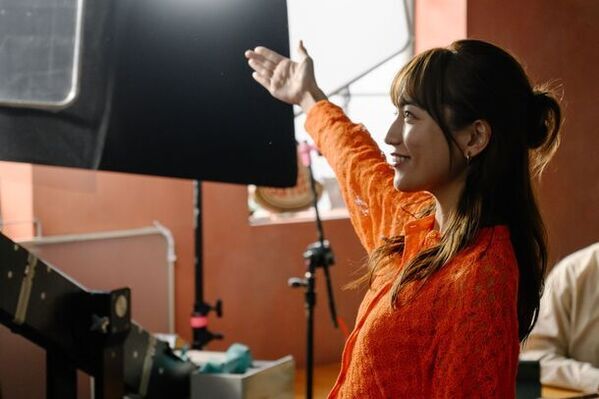 Qoo10「メガ割」新TV-CM『まずはメガ割見てみなきゃ』篇　2024年3月1日(金)より全国でオンエア開始　友人とカフェで過ごす川口春奈さん。そこに異変が？！“メガ割”で溢れる空間で川口さんも思わずハッピーな気分に！コミカルなツッコミを入れる川口さんにも注目！