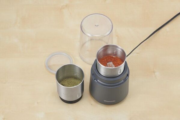 食材に合わせて使い分けできるステンレスカップを2個付属　「ドライフードミル」2月29日(木)より発売