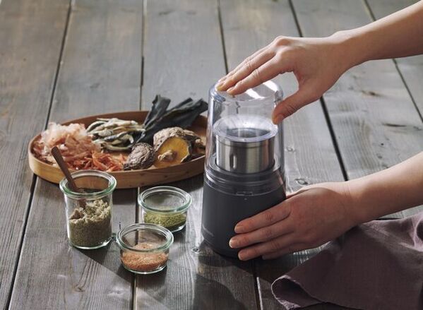 食材に合わせて使い分けできるステンレスカップを2個付属　「ドライフードミル」2月29日(木)より発売