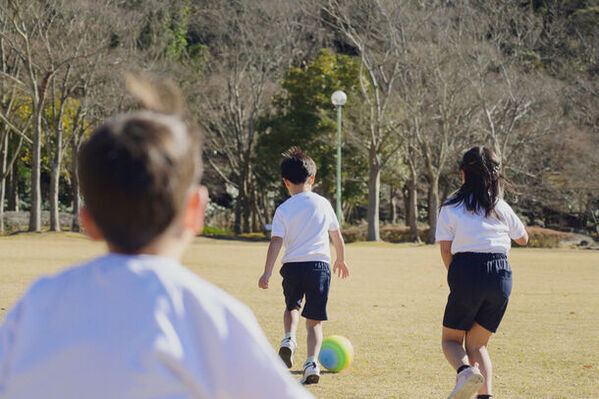 シリーズ累計140万枚突破のスクールブランドSunnyHugから足の成長を妨げない「サニーハグ スクール上履き」発売！