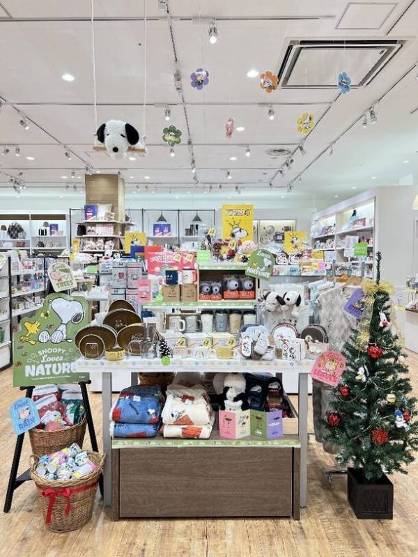 “SNOOPY Loves NATURE”をテーマに全国約1,200店舗が参加　「ピーナッツ売場づくりコンテスト2023」受賞店舗決定！