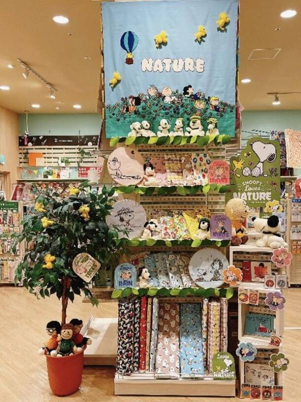 “SNOOPY Loves NATURE”をテーマに全国約1,200店舗が参加　「ピーナッツ売場づくりコンテスト2023」受賞店舗決定！