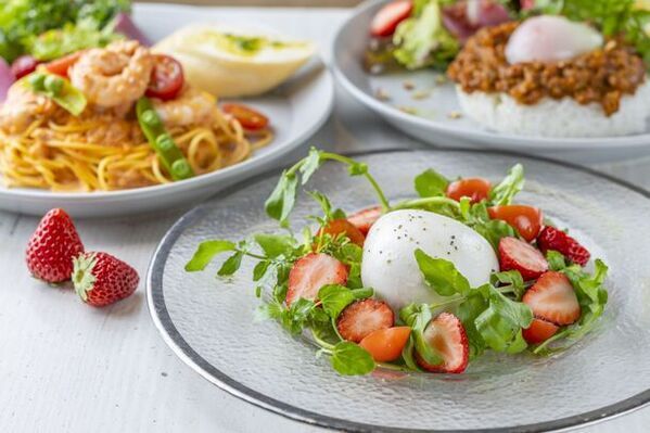 静岡いちご200粒以上使用！人気いちごスイーツをつめ込んだ夢の超メガ盛りパフェ!いちご専門店の道の駅からいちご尽くしの新作パフェやスイーツプレートが勢ぞろい！