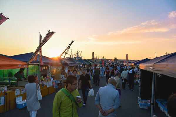 青森県八戸市の巨大朝市「館鼻岸壁朝市」2024シーズンが3月17日からスタート　10月19日・20日には26回目の「全国朝市サミット」も開催