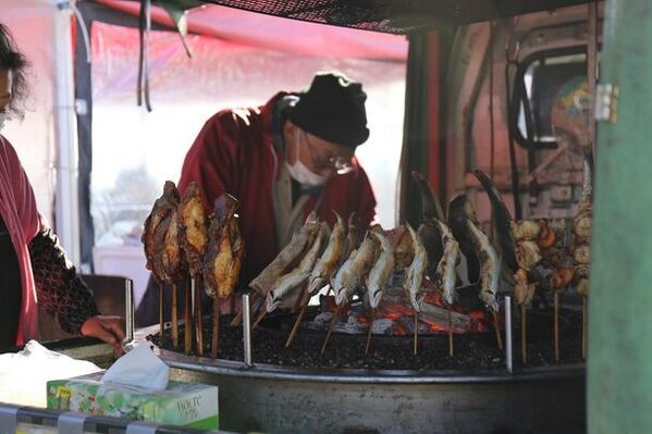 青森県八戸市の巨大朝市「館鼻岸壁朝市」2024シーズンが3月17日からスタート　10月19日・20日には26回目の「全国朝市サミット」も開催