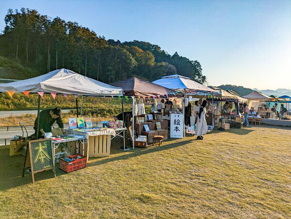 三重県の体感型施設「kiond」にて出張どうぶつ園や絵本マルシェ、モルック体験を楽しむ「春の森フェスタ」を3/29より開催