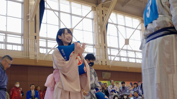 「第12回全日本まくら投げ大会 in 伊東温泉」の公式アンバサダーにAKB48から、18期研究生　工藤華純さん・久保姫菜乃さん・成田香姫奈さんの3名が就任！AKB48 18期研究生　成田香姫奈さんがピンクの浴衣姿で始球式ならぬ始枕式にチャレンジ！