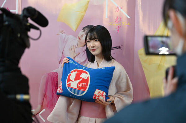 「第12回全日本まくら投げ大会 in 伊東温泉」の公式アンバサダーにAKB48から、18期研究生　工藤華純さん・久保姫菜乃さん・成田香姫奈さんの3名が就任！AKB48 18期研究生　成田香姫奈さんがピンクの浴衣姿で始球式ならぬ始枕式にチャレンジ！