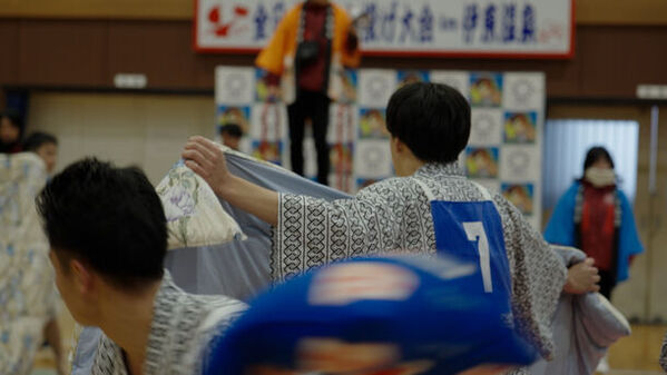 「第12回全日本まくら投げ大会 in 伊東温泉」の公式アンバサダーにAKB48から、18期研究生　工藤華純さん・久保姫菜乃さん・成田香姫奈さんの3名が就任！AKB48 18期研究生　成田香姫奈さんがピンクの浴衣姿で始球式ならぬ始枕式にチャレンジ！