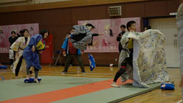 「第12回全日本まくら投げ大会 in 伊東温泉」の公式アンバサダーにAKB48から、18期研究生　工藤華純さん・久保姫菜乃さん・成田香姫奈さんの3名が就任！AKB48 18期研究生　成田香姫奈さんがピンクの浴衣姿で始球式ならぬ始枕式にチャレンジ！