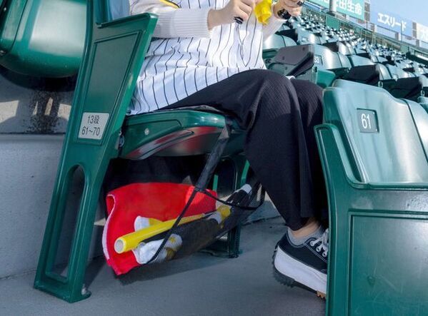 スポーツ観戦・ライブ会場の手荷物置き場の悩みを解決！「あしもとネット付きクッション」が累計販売数3万個突破