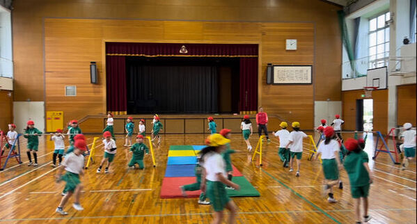 枚方市立氷室小学校へ鉄棒6本寄贈　保育園児と小学2年生 合同体育遊び授業実施