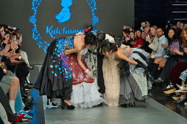 キッズティーンブランド「KALOKUMA」がパリコレ初出展！着物からドレスへの早着替え作品など、新作ドレス12着を披露　～最先端のエンタメファッションショーで物語の世界へ～