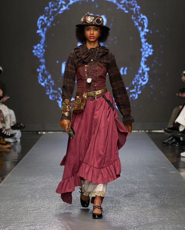 キッズティーンブランド「KALOKUMA」がパリコレ初出展！着物からドレスへの早着替え作品など、新作ドレス12着を披露　～最先端のエンタメファッションショーで物語の世界へ～