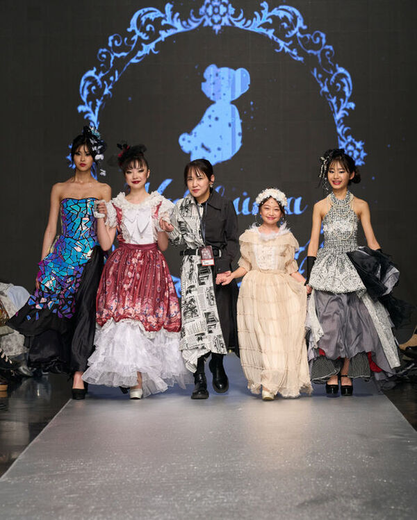 キッズティーンブランド「KALOKUMA」がパリコレ初出展！着物からドレスへの早着替え作品など、新作ドレス12着を披露　～最先端のエンタメファッションショーで物語の世界へ～