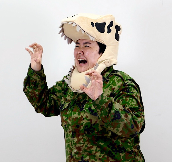 公式サポーター・やす子の書き下ろしほぼイメージソング 爆誕！！オダイバ恐竜博覧会～楽しい事 絶対間違いない～「はい～♪」やす子も着用 ふかふかティラノ頭骨キャップ会場販売決定！