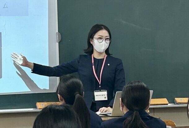 大阪の化粧品会社が中学生向け企業説明会に参加　地元企業として、子どもたちのキャリア教育を応援
