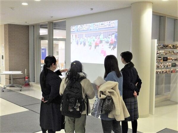 麹町学園女子が教員や在校生と一緒に学校をめぐる「春の学校見学会」を3月下旬に開催