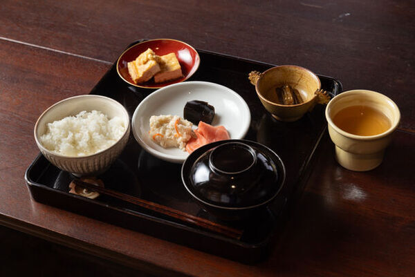 550年の歴史ある名刹、富山県の善徳寺内に“泊まれる民藝館”　ホテルを中心とした文化複合施設『杜人舎(もりとしゃ)』2024年3月本オープン