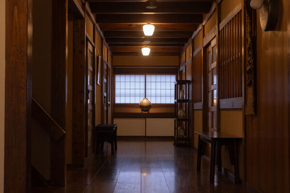 550年の歴史ある名刹、富山県の善徳寺内に“泊まれる民藝館”　ホテルを中心とした文化複合施設『杜人舎(もりとしゃ)』2024年3月本オープン