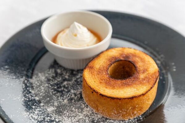 笑える嘘ニュース掲載サイト「虚構新聞」20周年展覧会3/27～4/8 大阪で開催　限定のコラボメニューが登場！