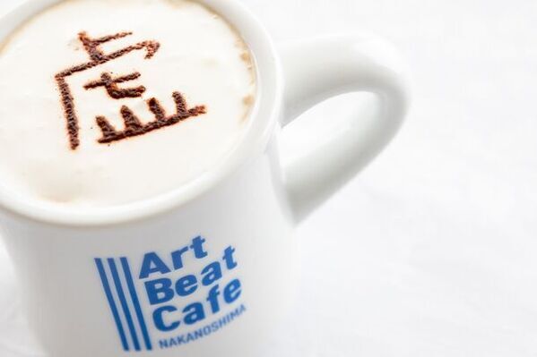 笑える嘘ニュース掲載サイト「虚構新聞」20周年展覧会3/27～4/8 大阪で開催　限定のコラボメニューが登場！