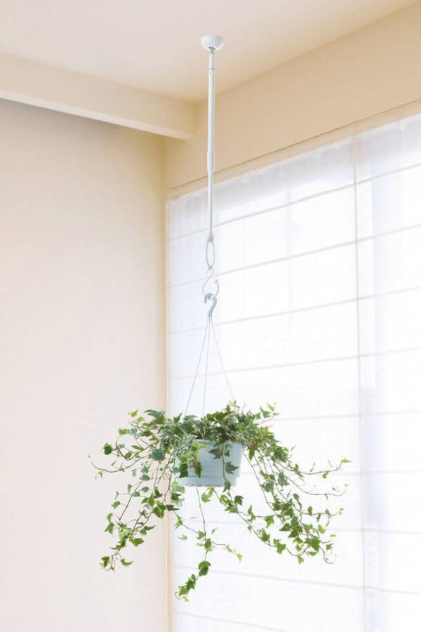 使わないときは収納して家事動線すっきり　吊下型室内物干しの新色ブラックが3月15日発売