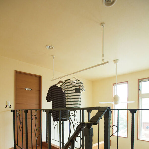 使わないときは収納して家事動線すっきり　吊下型室内物干しの新色ブラックが3月15日発売