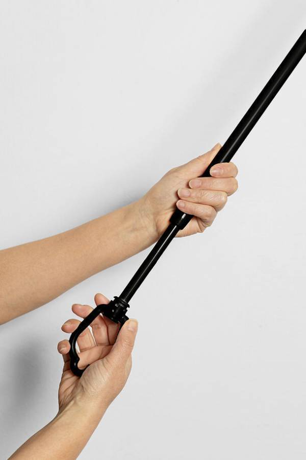 使わないときは収納して家事動線すっきり　吊下型室内物干しの新色ブラックが3月15日発売