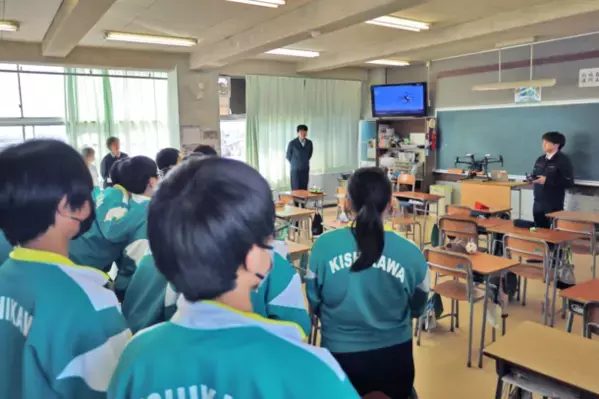 マンション大規模修繕工事会社「セラフ榎本」が川口市立岸川中学校でドローンを用いたSDGs講演を実施