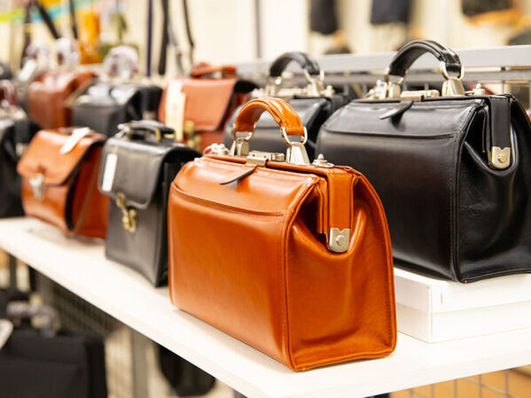 かばんの町兵庫県豊岡市にある城下町出石に各地のかばんを集めた観光客向け「かばんの館」が2024年4月12日グランドオープン！