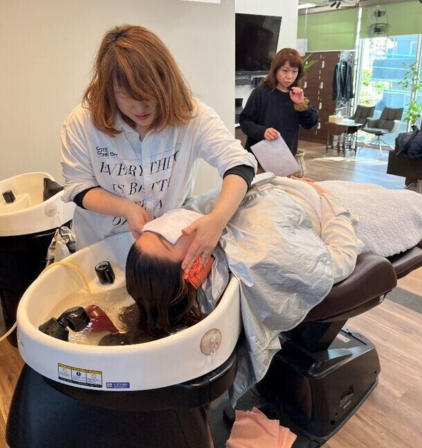 頭髪環境の改善で元気なシニアを応援。関東初、美容室と整骨院の共同開発によるヘッドスパを4月提供開始。