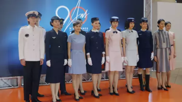 エールフランス航空、〈Tokyo Creative Salon 2024〉にて創業90周年記念の歴代ユニフォームファッションショーを実施