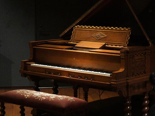 100年を越え蘇るガーシュインに感銘　永守コレクションギャラリーで指揮者・佐渡 裕×代表理事・永守 重信トークショー