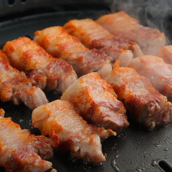 韓国料理×まぜそばの夢のコラボレーション！？ヨプの王豚塩焼から「ブルダックビビン麺」が4月1日に販売開始