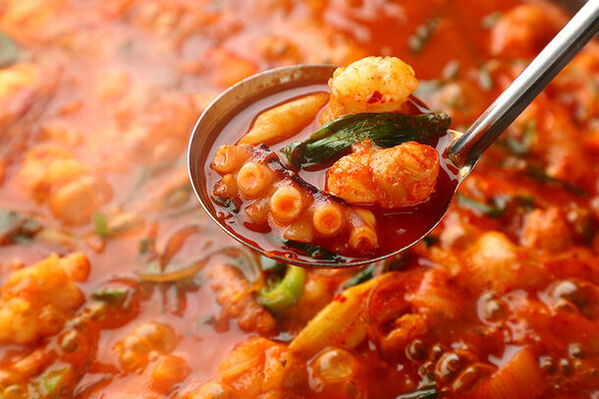 韓国料理×まぜそばの夢のコラボレーション！？ヨプの王豚塩焼から「ブルダックビビン麺」が4月1日に販売開始