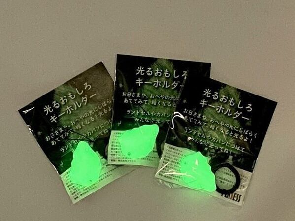 廃プラのリデュースプロジェクトで誕生した「防犯砂利」、「交通安全キーホルダー」を公益社団法人愛知県防犯協会連合会、豊川防犯協会連合会へ3月27日に寄贈