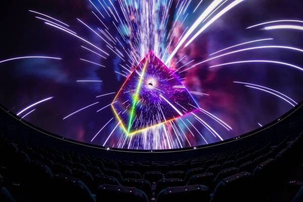ゴールデンウィークに合わせ爆音上映が決定！プラネタリウム・ショー「ピンク・フロイド/The Dark Side Of The Moon」