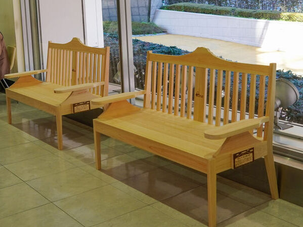 富士市が東京タワーに「富士ヒノキ製富士山ベンチ」4基を寄贈　日本のシンボルである観光地で“世界の富士”を体感！