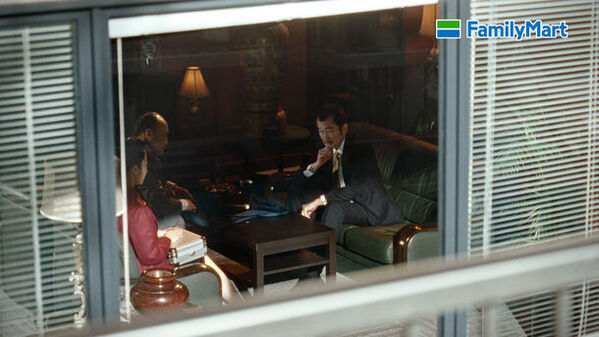 吉田鋼太郎さん“正統派VS.個性派の戦い”に「どちらも好みで選びきれない…」　山形屋海苔店監修の海苔を使用した「正統派」おむすびと日清食品コラボレーション「個性派」おむすびが、続々登場！新TVCM「ファミマル おむすび 対決」篇 4月9日(火)公開