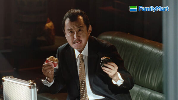 吉田鋼太郎さん“正統派VS.個性派の戦い”に「どちらも好みで選びきれない…」　山形屋海苔店監修の海苔を使用した「正統派」おむすびと日清食品コラボレーション「個性派」おむすびが、続々登場！新TVCM「ファミマル おむすび 対決」篇 4月9日(火)公開