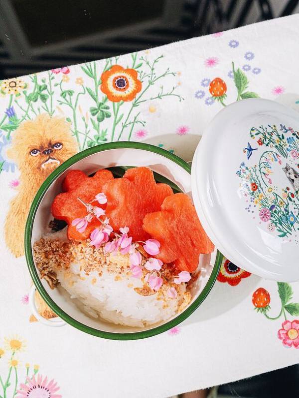 ザ・スタンダード・バンコク・マハナコーン　バンコクで大人気のライフスタイルショップ「Sretsis Parlour」とコラボ！“超個性的”アフタヌーンティーメニューをソンクラーンで4/8より提供開始