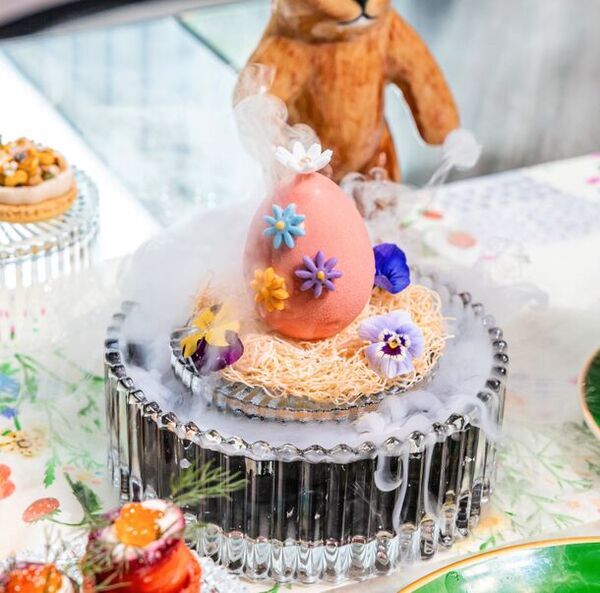 ザ・スタンダード・バンコク・マハナコーン　バンコクで大人気のライフスタイルショップ「Sretsis Parlour」とコラボ！“超個性的”アフタヌーンティーメニューをソンクラーンで4/8より提供開始