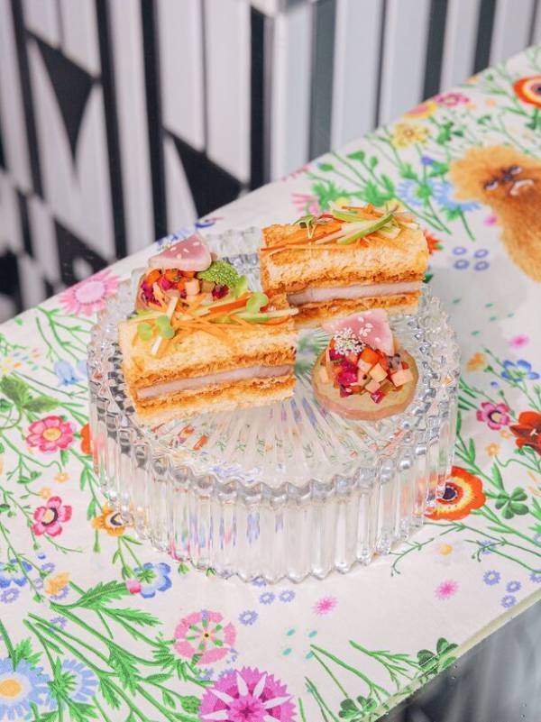 ザ・スタンダード・バンコク・マハナコーン　バンコクで大人気のライフスタイルショップ「Sretsis Parlour」とコラボ！“超個性的”アフタヌーンティーメニューをソンクラーンで4/8より提供開始