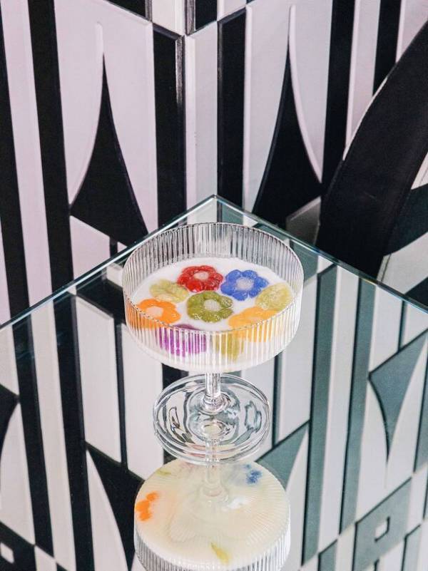 ザ・スタンダード・バンコク・マハナコーン　バンコクで大人気のライフスタイルショップ「Sretsis Parlour」とコラボ！“超個性的”アフタヌーンティーメニューをソンクラーンで4/8より提供開始