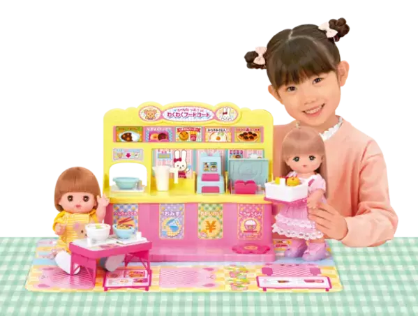 メルちゃんがフードコートでおしょくじできる「たべものいっぱい！わくわくフードコート」が新登場！主な玩具専門店・量販店で、4月27日(土)に発売いたします。