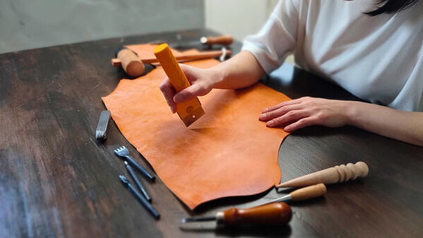 リスキリングによる革職人の育成を通じてより良い製品をより早く！伊勢丹新宿店本館2階Makuake展示スペースで応援購入849％達成PJを展示！